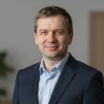 Портрет уверенного российского бизнесмена на нейтральном фоне для сервиса по разблокировке аккаунтов ВКонтакте