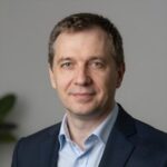 Портрет уверенного российского бизнесмена на размытом фоне для сайта по разблокировке аккаунтов ВКонтакте