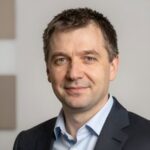 Портрет уверенного российского бизнесмена на нейтральном фоне для сайта по разблокировке аккаунтов ВКонтакте